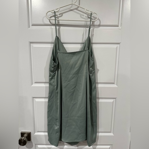 Garage Dress - Picture 2 of 2